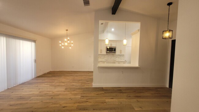 Comedor y cocina - 15340 Murray Ave