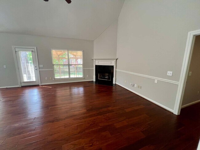 Building Photo - All Brick 3 Bed/2 Bath + Bonus in Indian H...