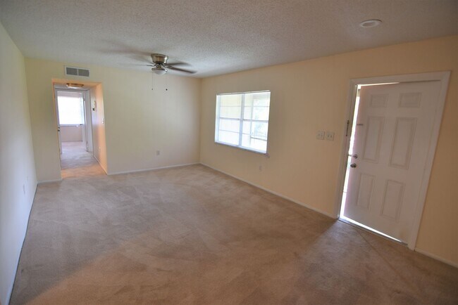 Foto del edificio - SANFORD: 2nd Floor Condo Sandlewood Villas