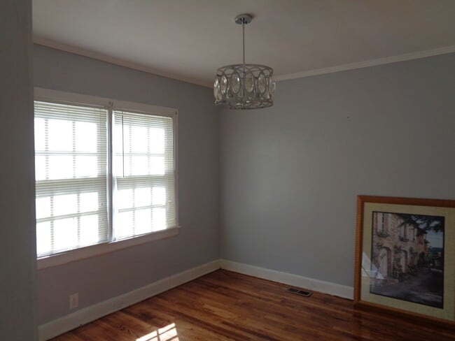 Building Photo - 3 Bedroom 1-1/2 bath home with Bonus room