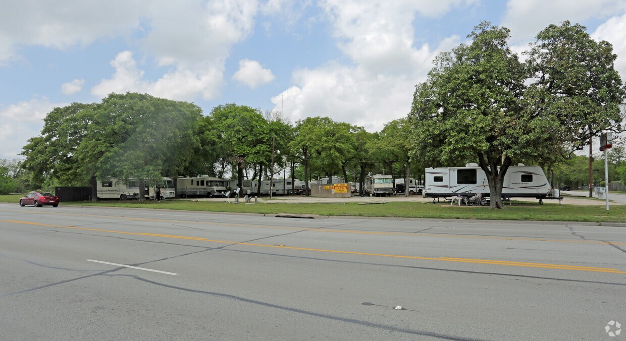Foto del edificio - 3749 NE 28th St