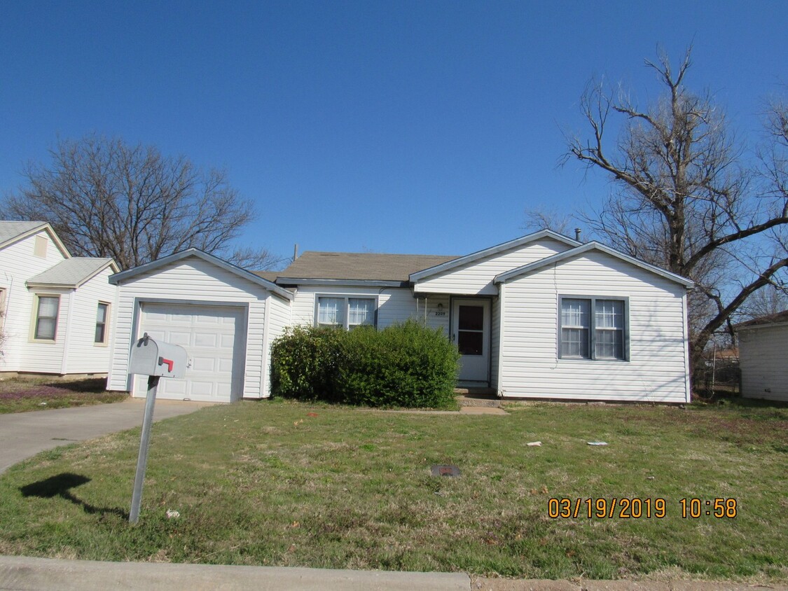 Primary Photo - Charming house located close to Ft. Sill!