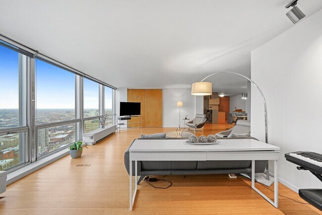 Foto del edificio - 2400 N Lakeview Ave