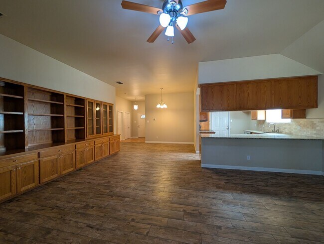 Building Photo - Live Close to Kraft Park /  Lots of Storag...