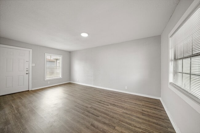 Building Photo - 1723 W 5th St