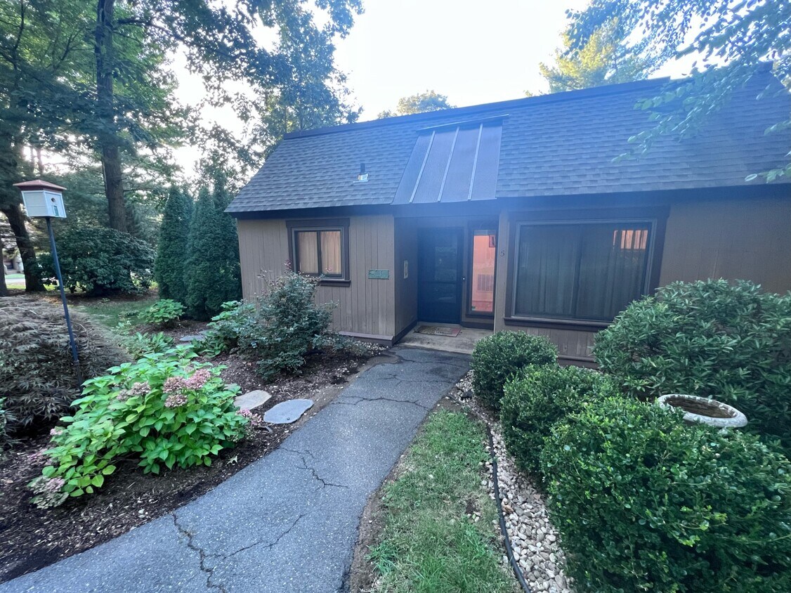 Primary Photo - 5 Canterbury Ln