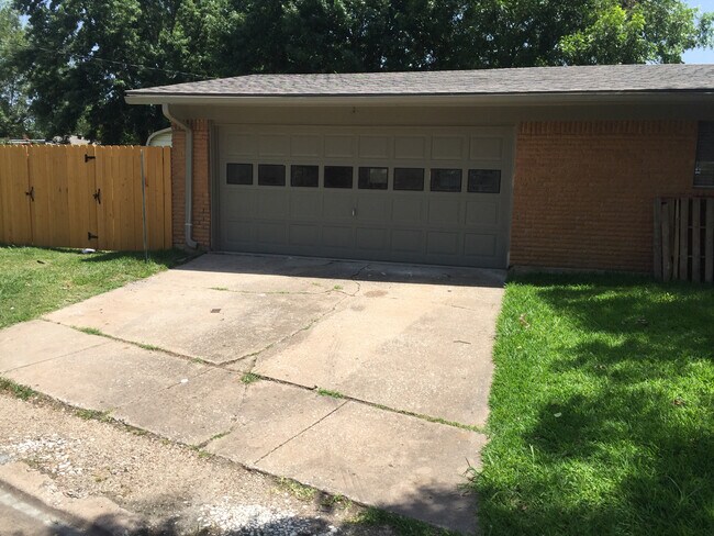 Building Photo - 429 W Lamberth Rd