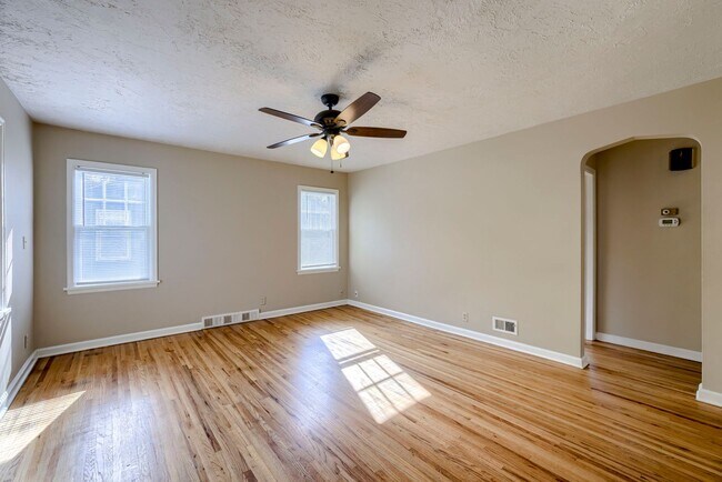 Foto del edificio - Charming 2 Bedroom With Spacious Living In Benson!!