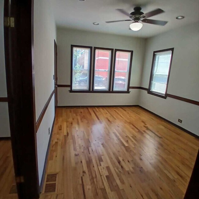 Foto del edificio - 2856 N Western Ave