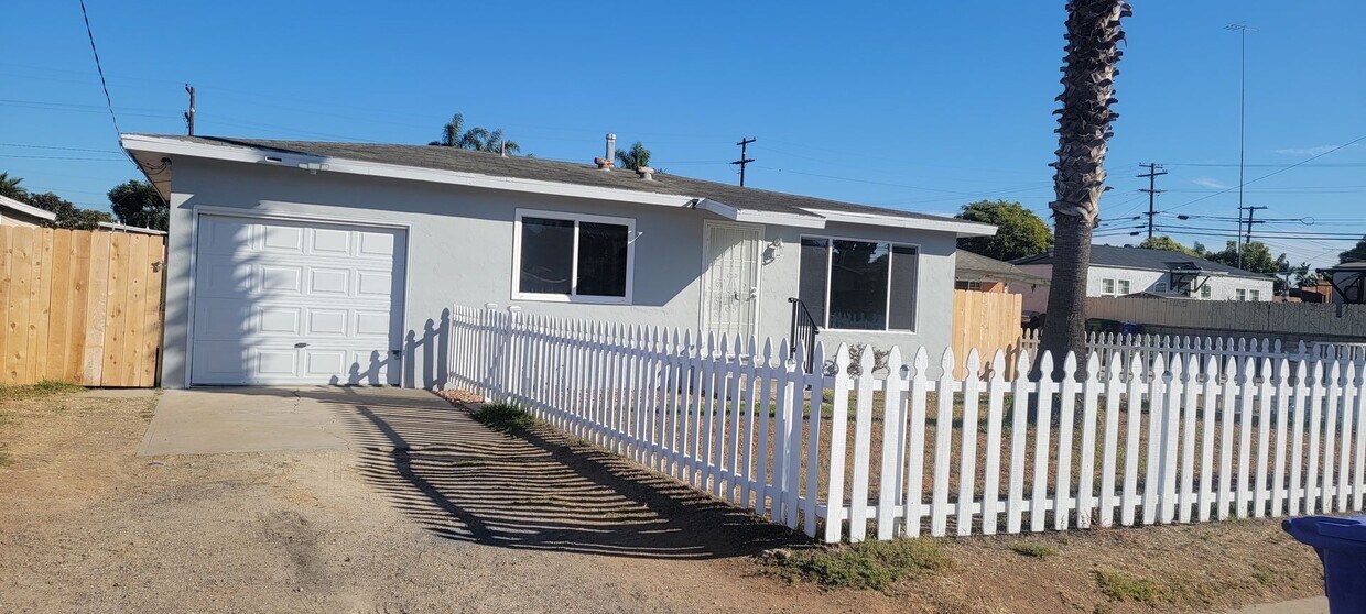 Foto principal - 2-Bed, 1-Bath House w/1-Car Garage & Large...