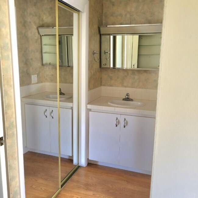 Foto del edificio - This cozy 1 bedroom 1 bath end unit fenced...