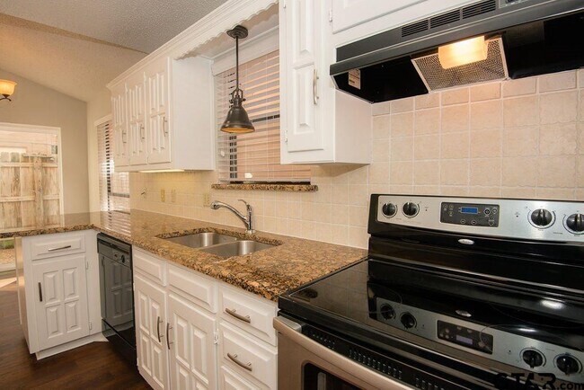 Foto del edificio - 5903 Hollytree Dr