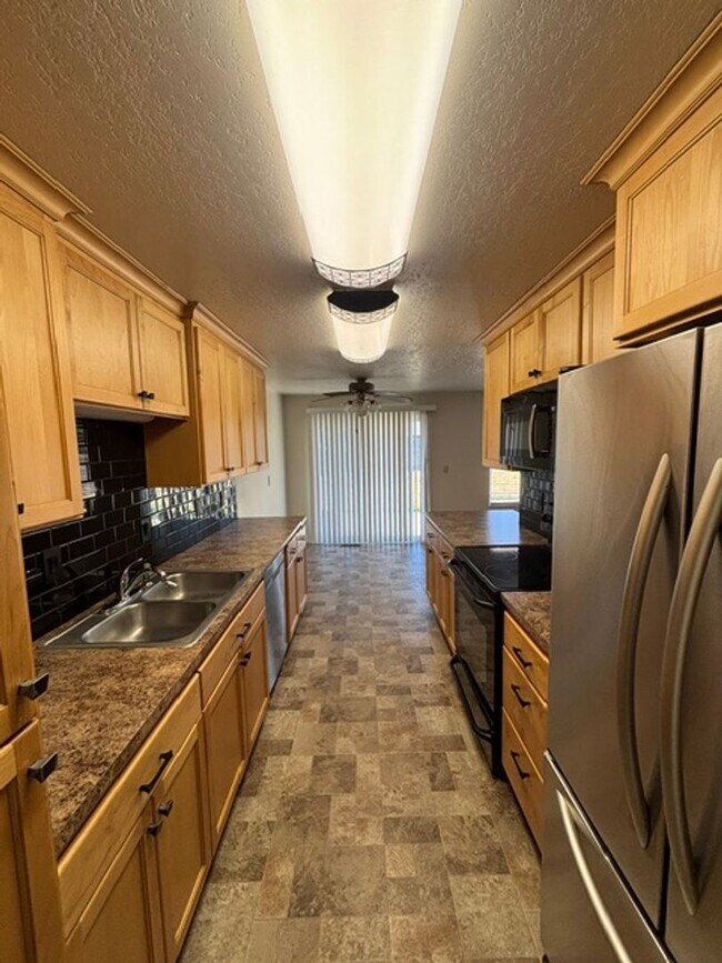 Foto del edificio - 408 E Pinehurst Dr