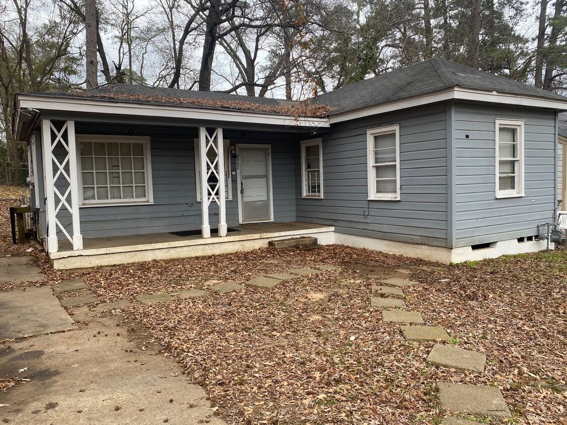 Primary Photo - Cute Home, Large Yard
