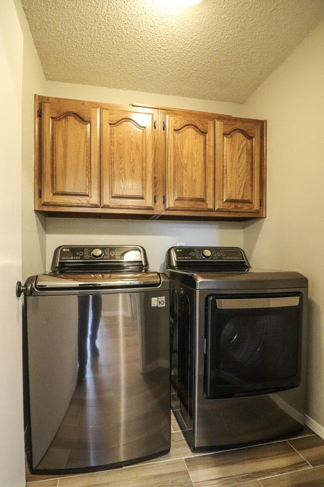 Building Photo - 4 bedroom, 2 1/2 bath, 2 car garage located in the quiet Summit View subdivision.