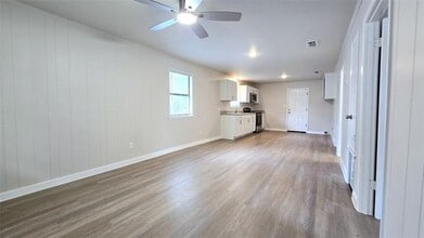 Building Photo - 389 Blackbourn St