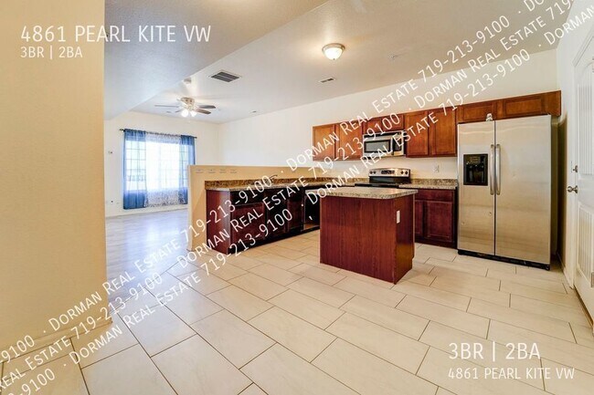 Building Photo - Townhome conveniently located