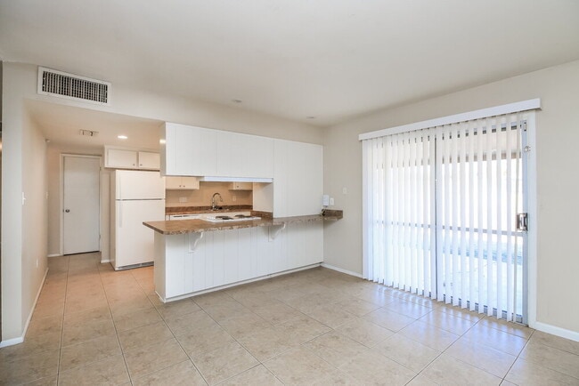 Building Photo - 3039 S Kenneth Pl