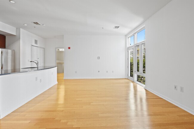 Building Photo - 1100 Adams St