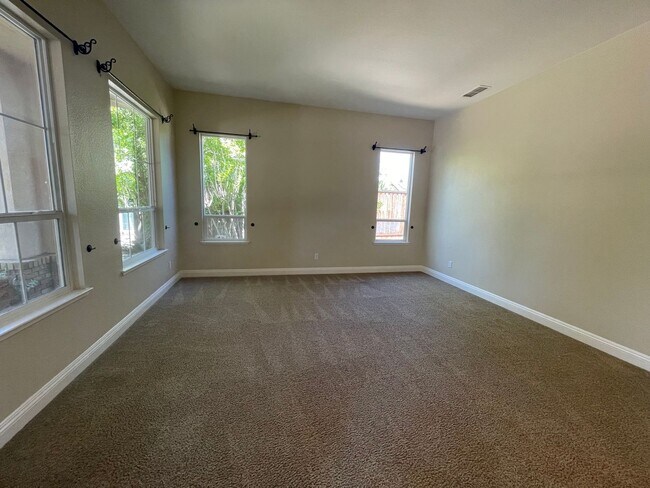 Foto del edificio - Stunning 4-Bedroom Home in Prime Folsom Location