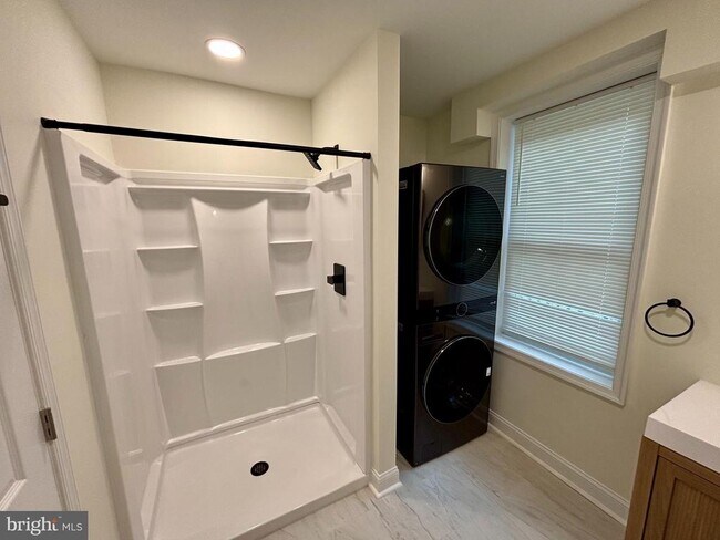 Building Photo - 41 W 5th St