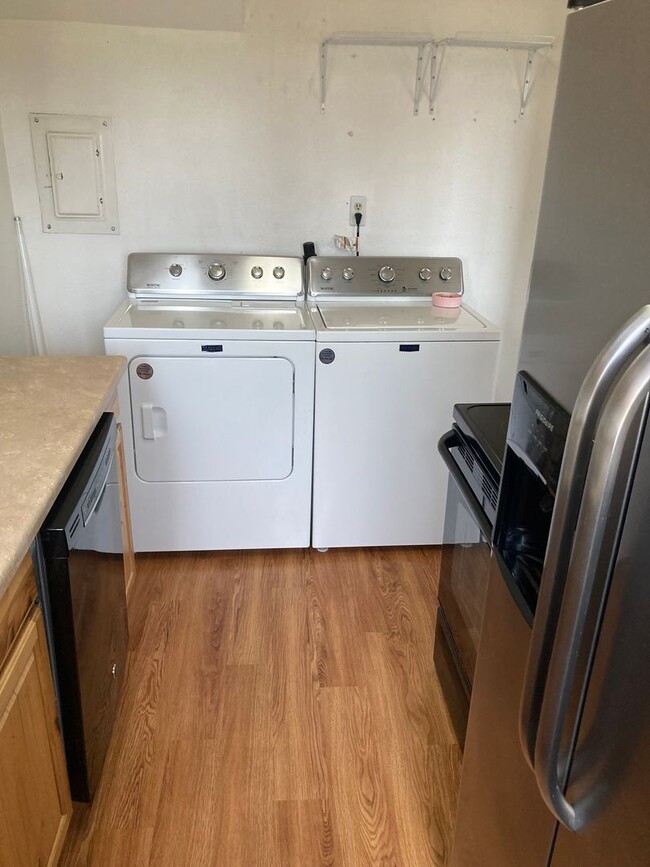Foto del edificio - Spacious 2-Bedroom Duplex with Large Fence...