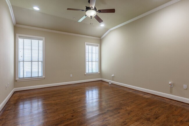 Building Photo - Luxury Highland Park Condo with gas and water