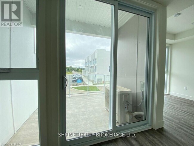 Photo du bâtiment - 234-234 Edgevalley Rd