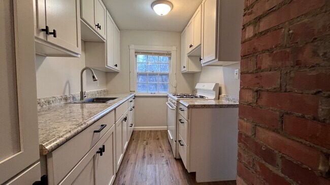 Updated kitchen - 3397 Westbury Rd
