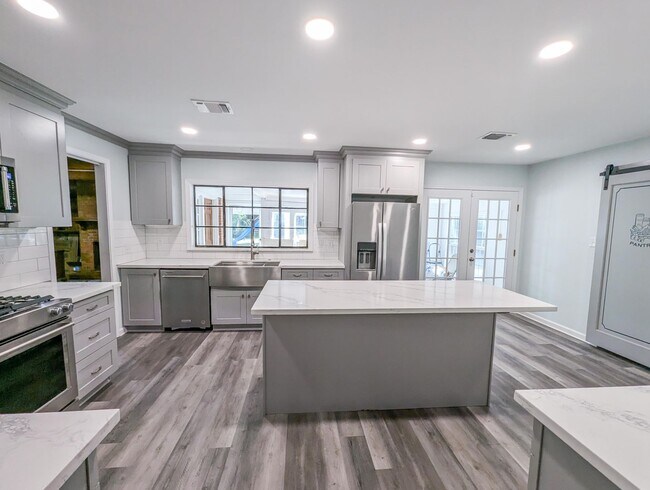Building Photo - Spacious 4/3 bathroom Home