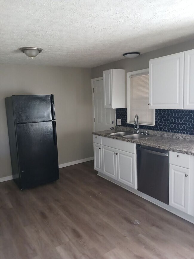 Building Photo - 4 Bedroom  2 bath house