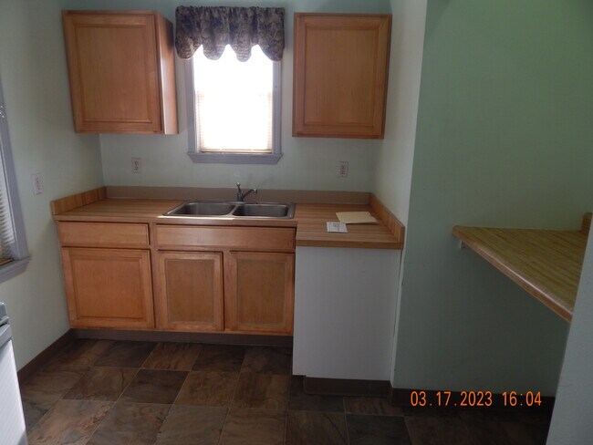 Kitchen - 401 E Sumach St