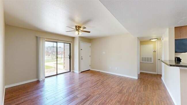 Foto del edificio - 904 University Oaks Blvd