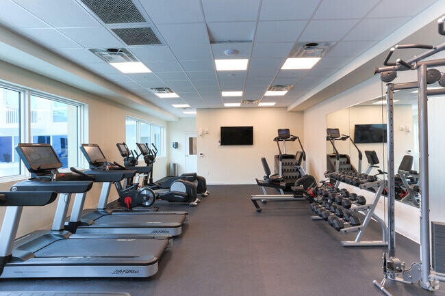 Gimnasio con entrenamiento cardiovascular - 1100 Apex