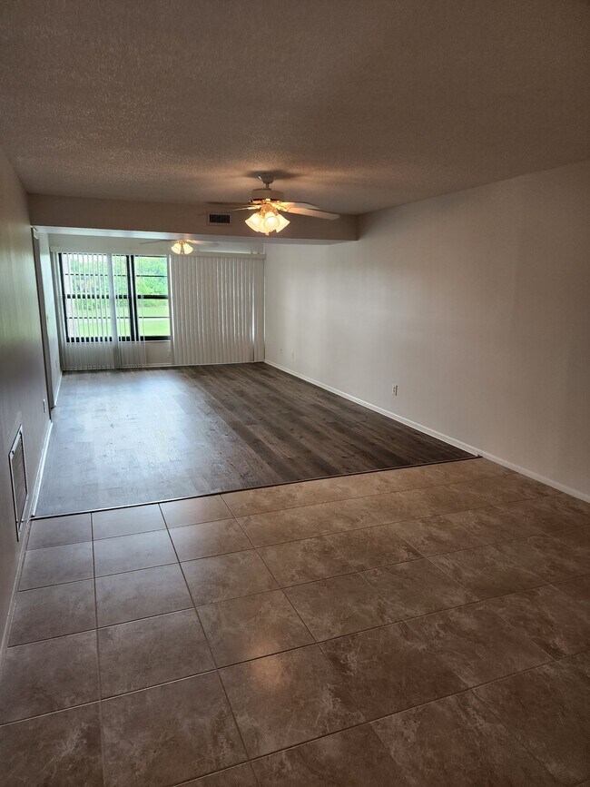 Foto del edificio - 28 Plantation Dr