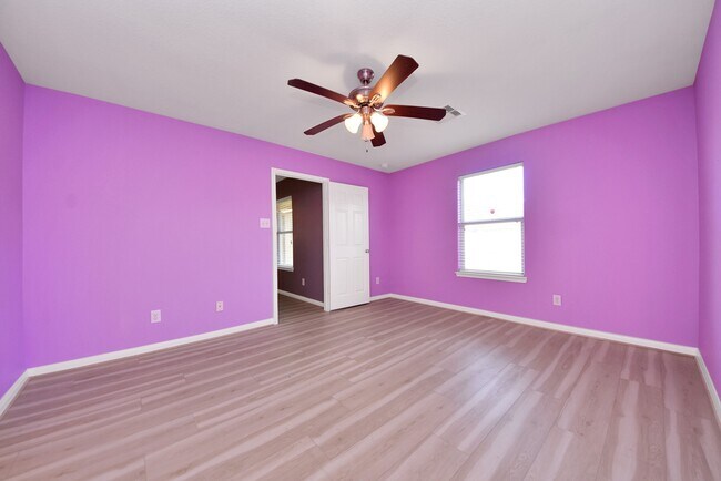 Foto del edificio - 2207 Golden Topaz Dr