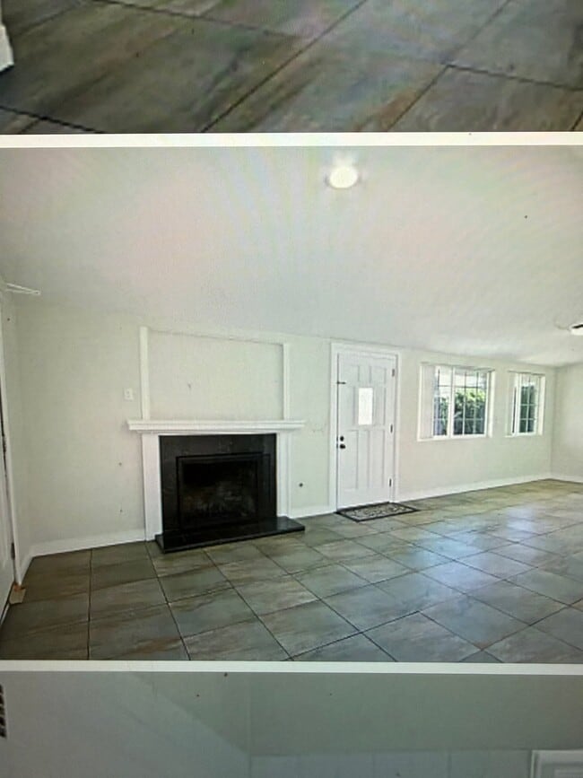 Building Photo - 9862 Dewey Dr