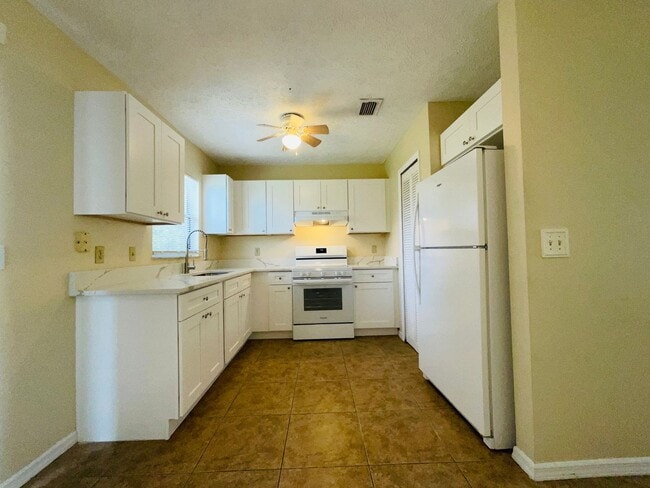 Building Photo - 3/2/1 Near Savona & California