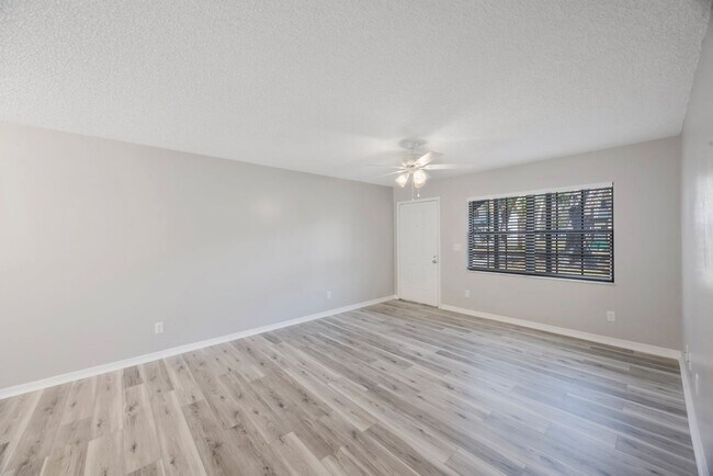 Foto del edificio - The Oaks at Safety Harbor 3 bedroom 2 bath