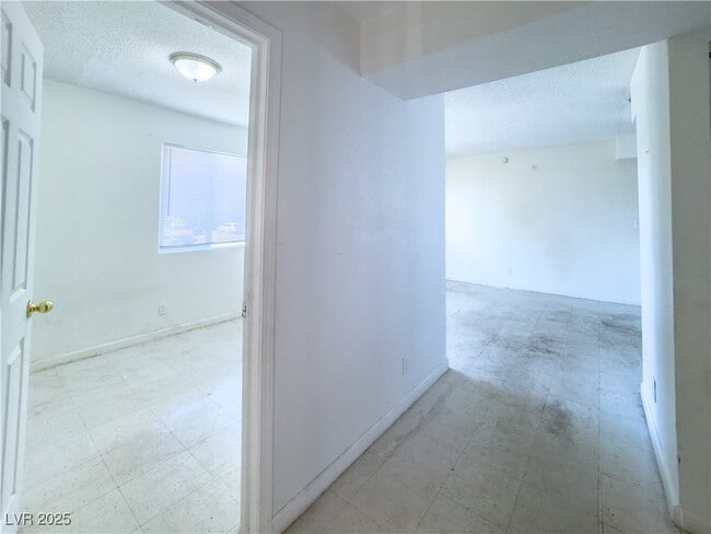 Building Photo - 25 Gold Bar Ct
