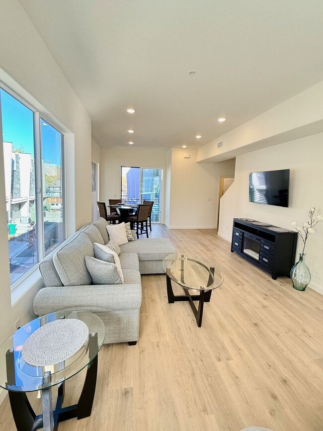 Building Photo - Elegant Riverside Escape — New Townhome Steps from the Truckee River