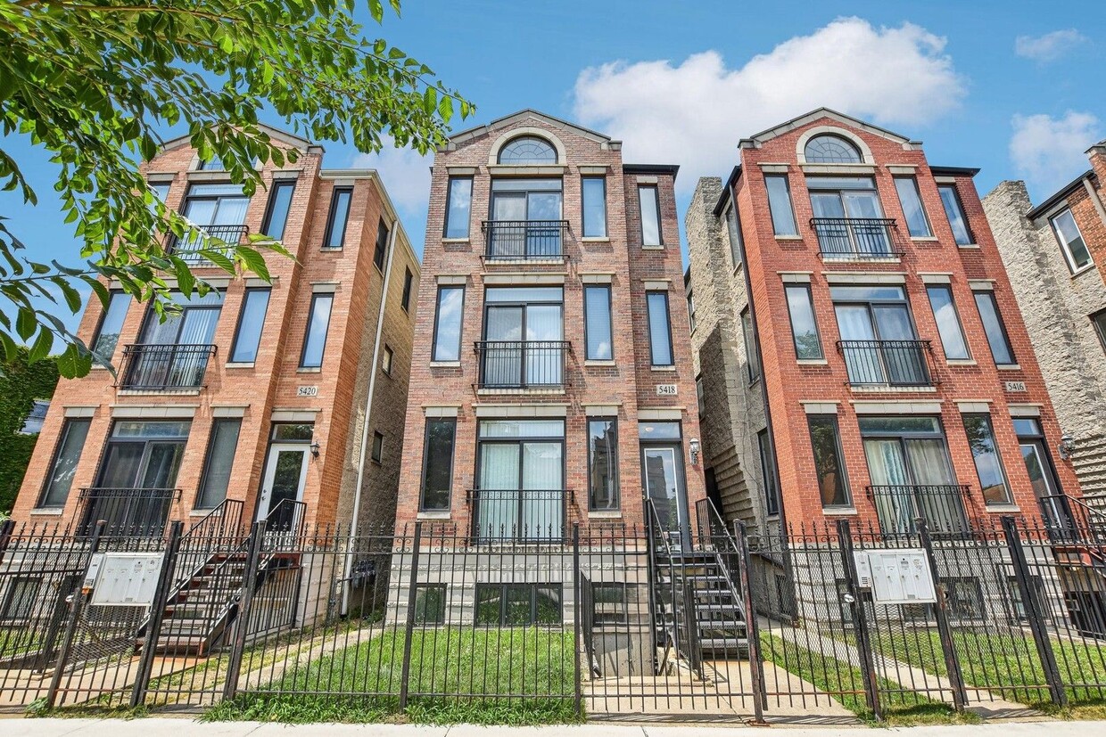 Primary Photo - 3 bedroom 2 bath garden unit with laundry ...