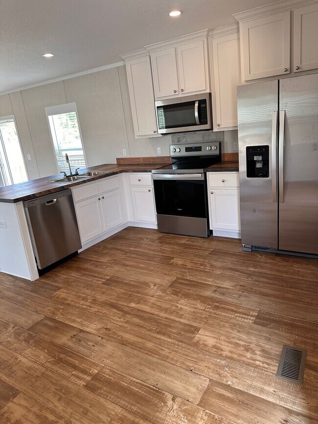 Foto del edificio - BRAND NEW-3 Bedroom / 2 Bath