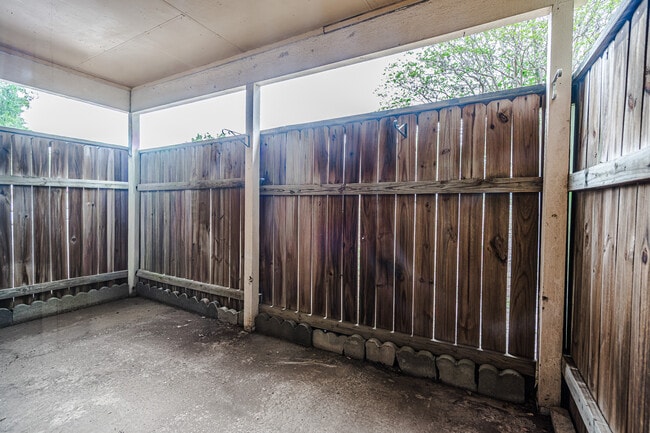 Foto del edificio - Room in Condo on Beauregard Cir