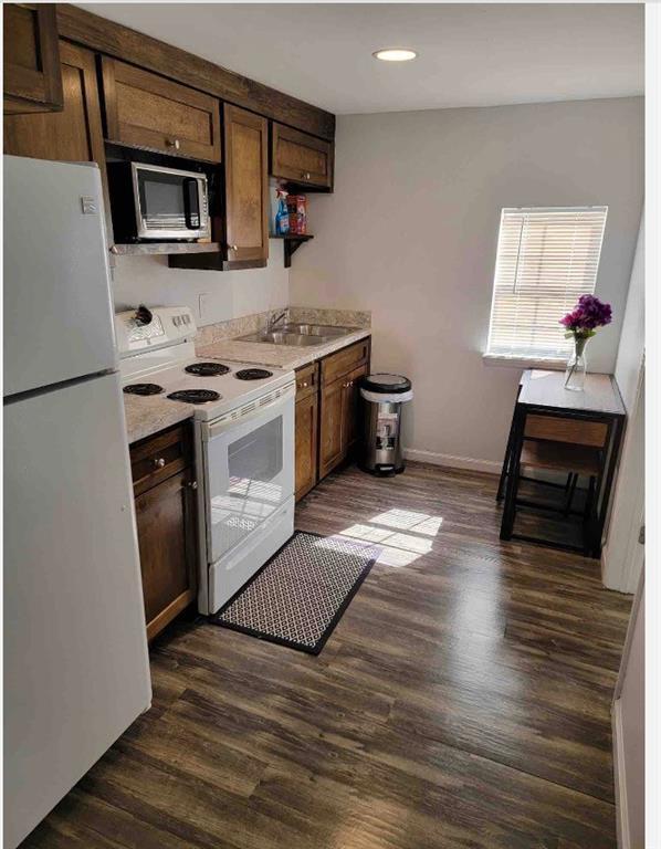 Foto principal - 8041 Howard Dr