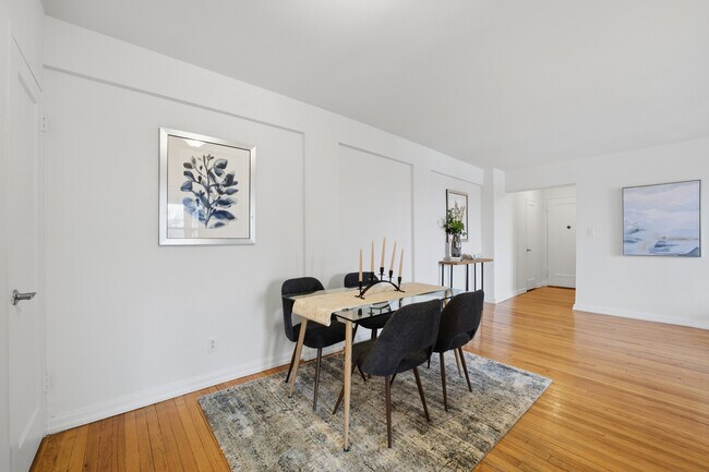 Comedor con suelos de madera noble y fácil acceso a la cocina. - 555 Broadway