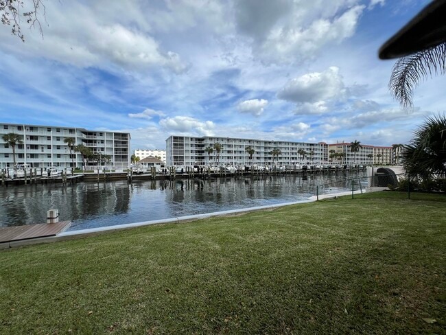 Building Photo - 131 Shore Ct