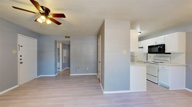 Foto del edificio - 1524 Pine Ridge Dr