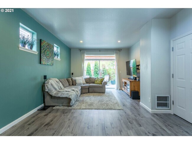 Building Photo - Stunning 3-bedroom Home featuring free int...