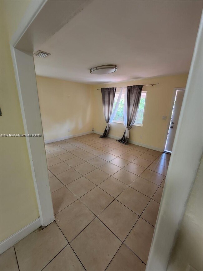 Foto del edificio - 317 NE 2nd St
